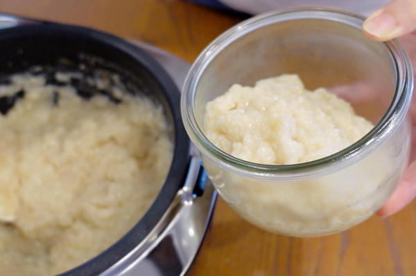 炊飯器で作った甘酒を保存容器に入れる