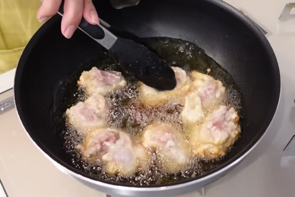 唐揚げを揚げているところ