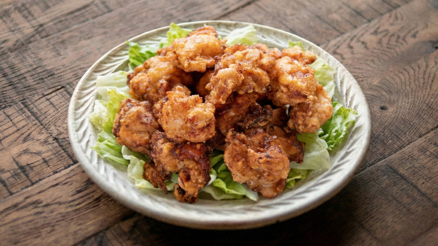 塩麹の鶏の唐揚げにレタスが敷かれている