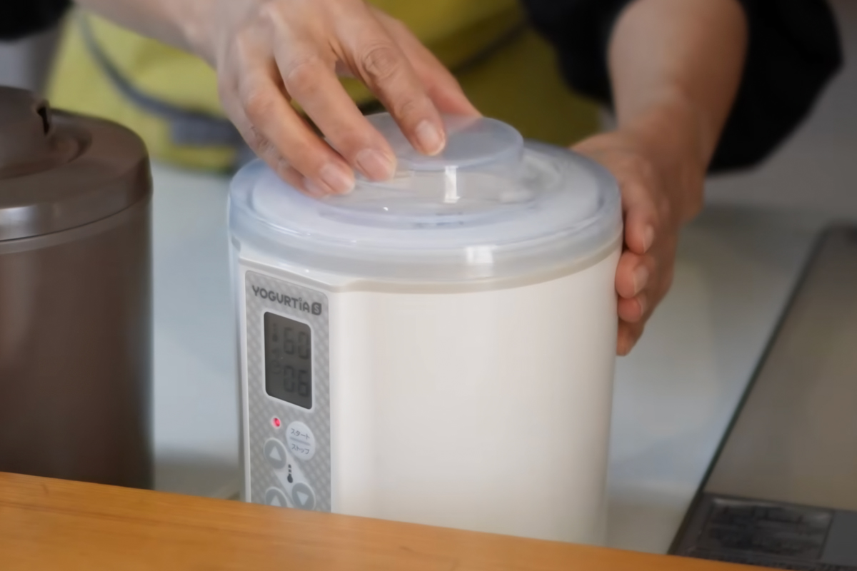 ヨーグルトメーカーの温度を60℃、タイマーを6〜8時間に設定する。