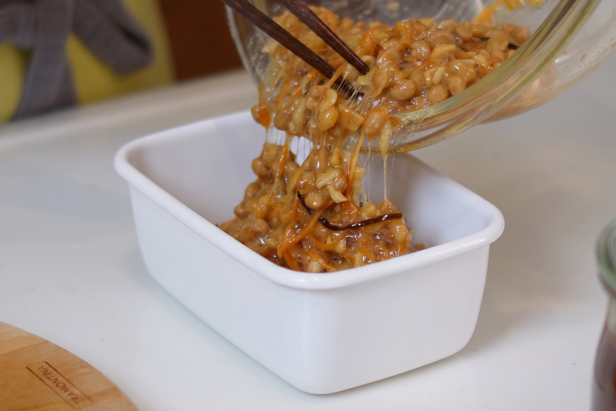 できあがった納豆麹を容器に移しているところ