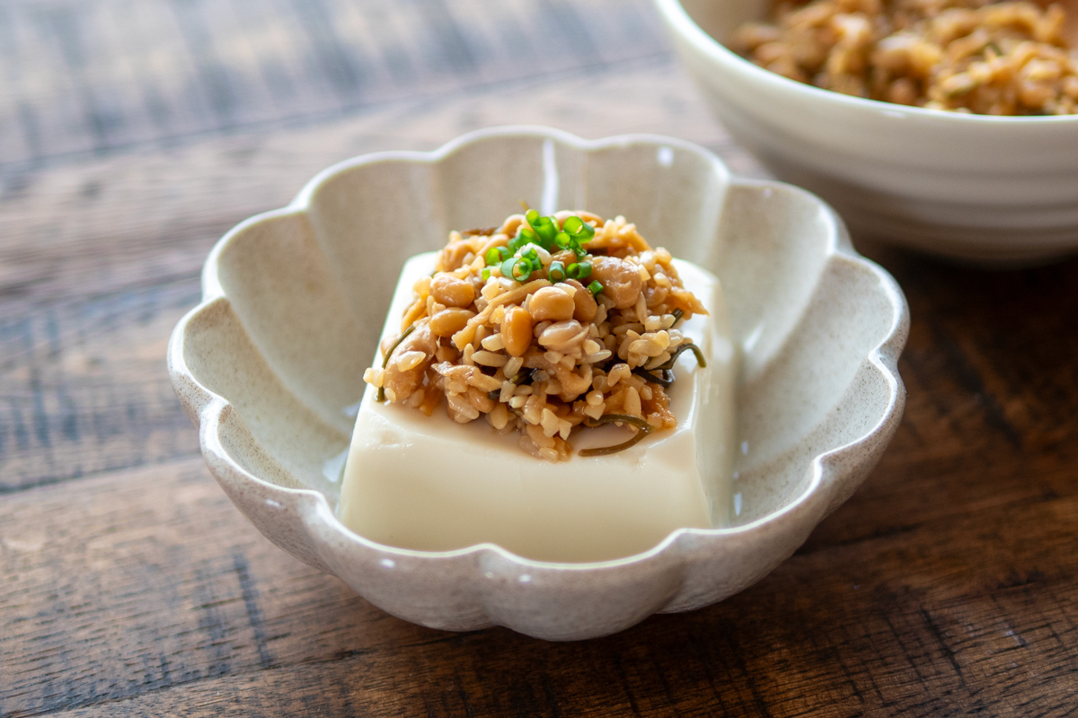 納豆麹を豆腐にのせる