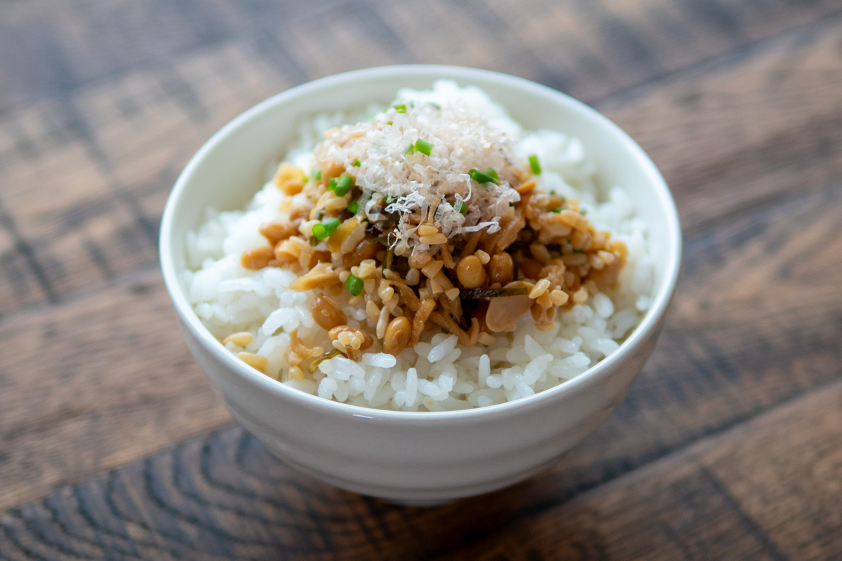 納豆麹をご飯にのせる