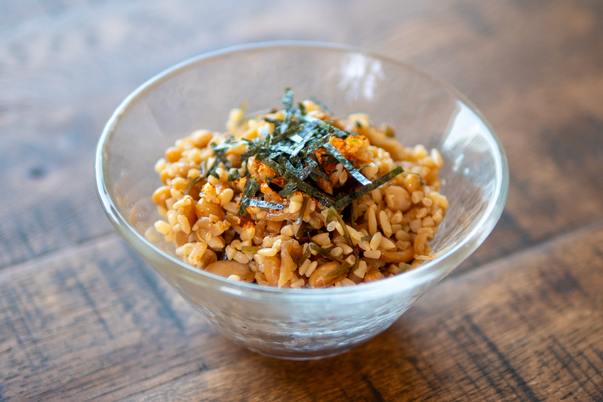 納豆麹に刻み海苔と七味唐辛子ののせる