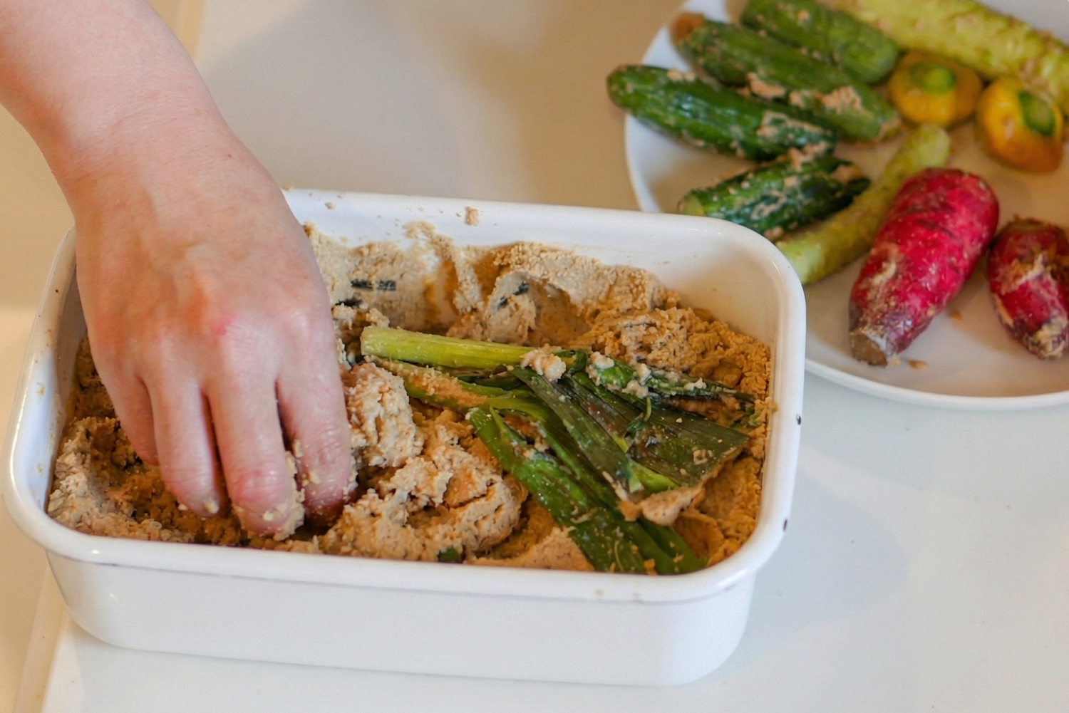 ぬか漬けを取り出しているところ