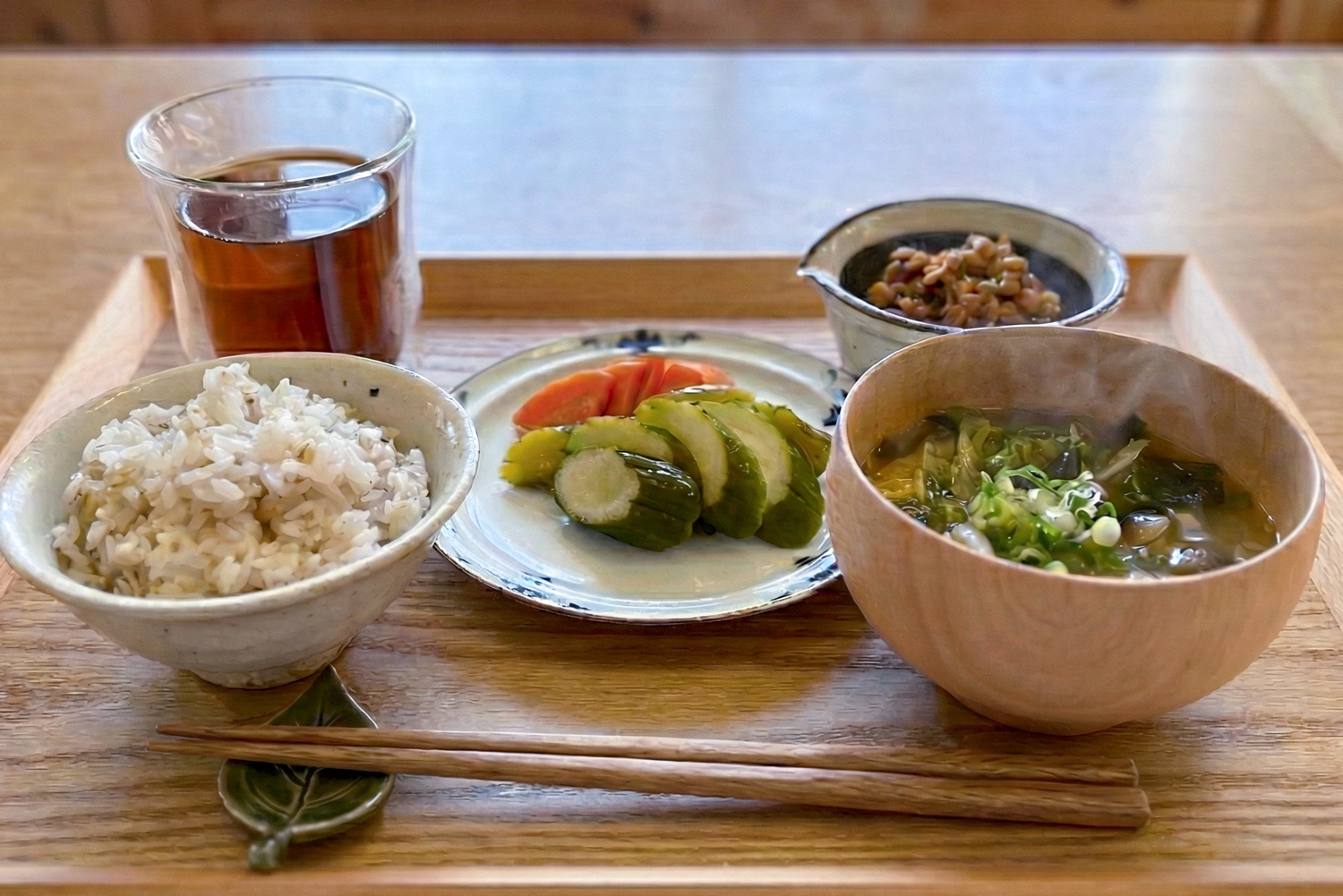 ぬか漬けとご飯、味噌汁、納豆