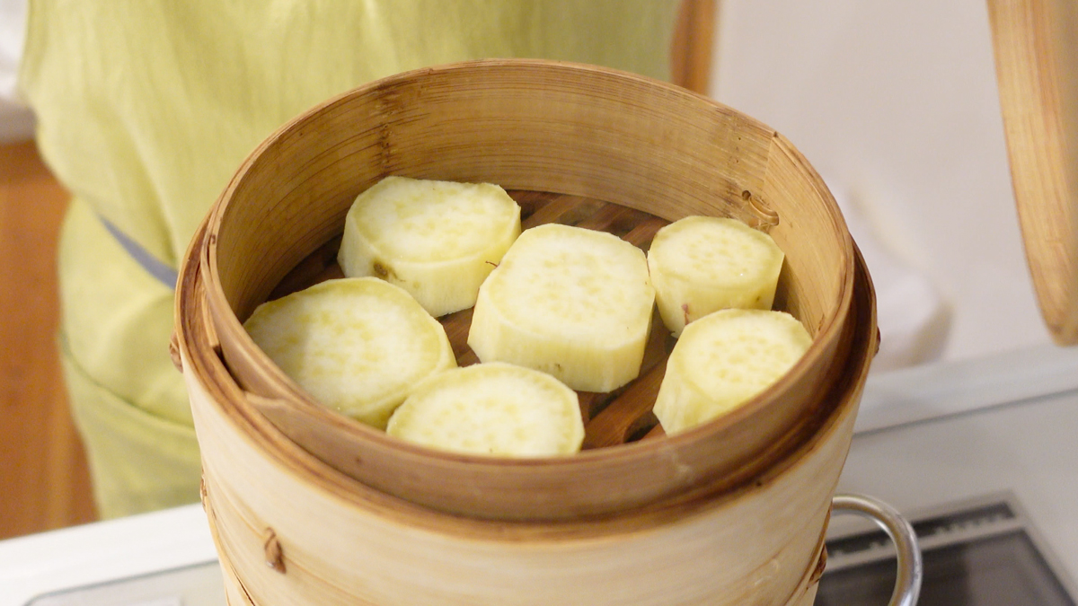 せいろで蒸したさつまいも