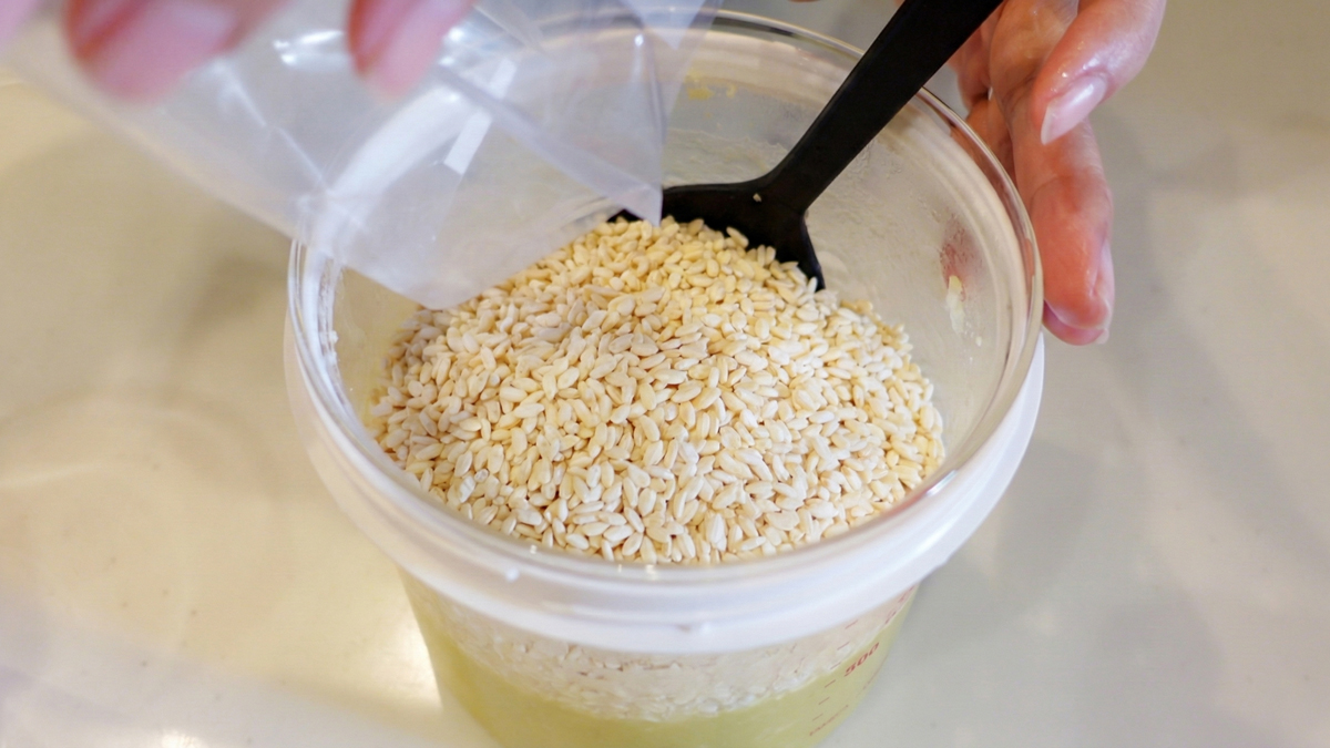 蒸したさつまいもと乾燥麹を混ぜているところ