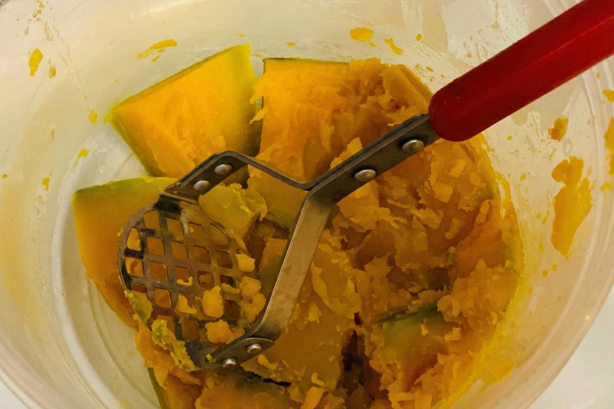 かぼちゃをマッシャーで潰すところ