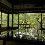 京都の紅葉名所「瑠璃光院」