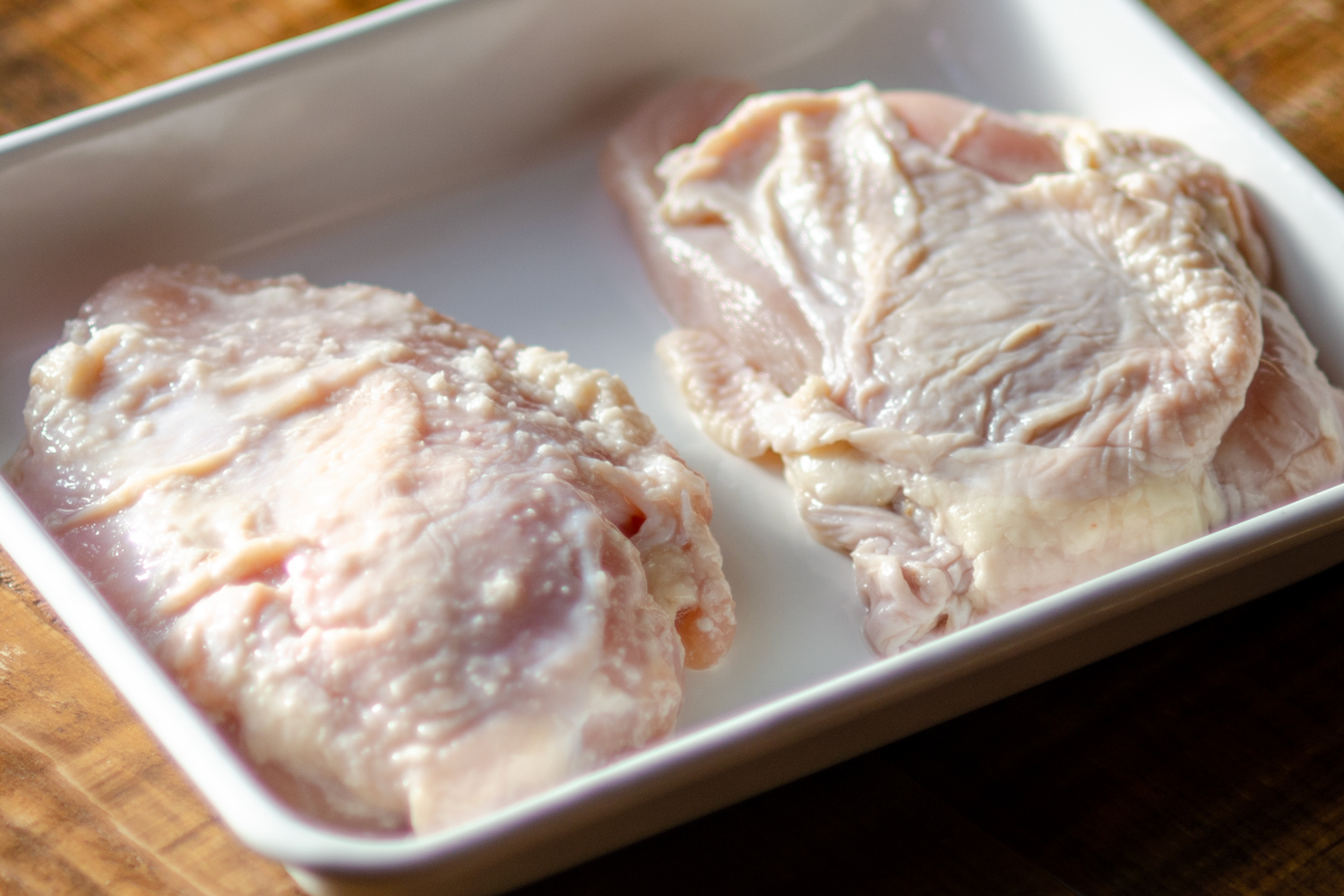 鶏むね肉に塩麹をまぶしたものと、塩・酒をまぶしたもの