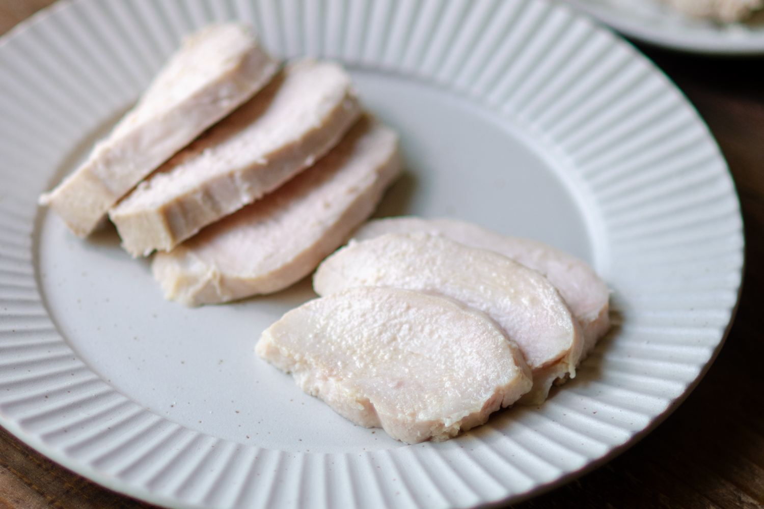 鶏むね肉に塩麹をまぶして焼いたもの