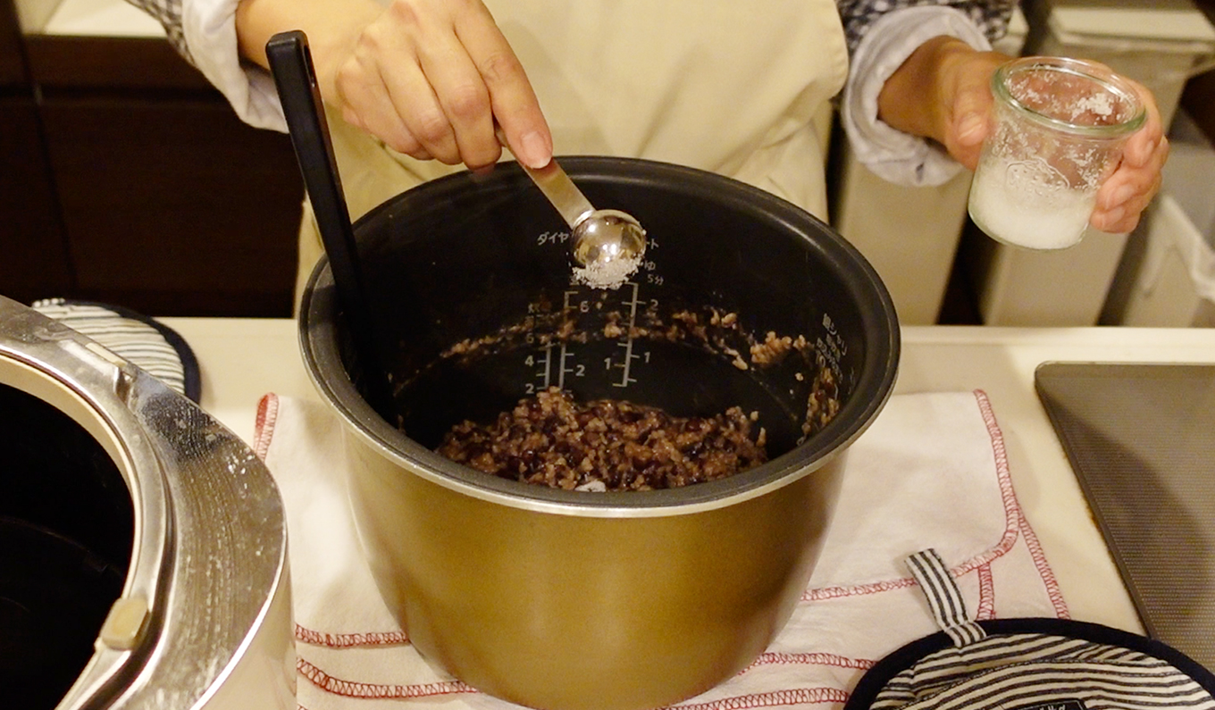 発酵あんこの仕上げに塩を入れる