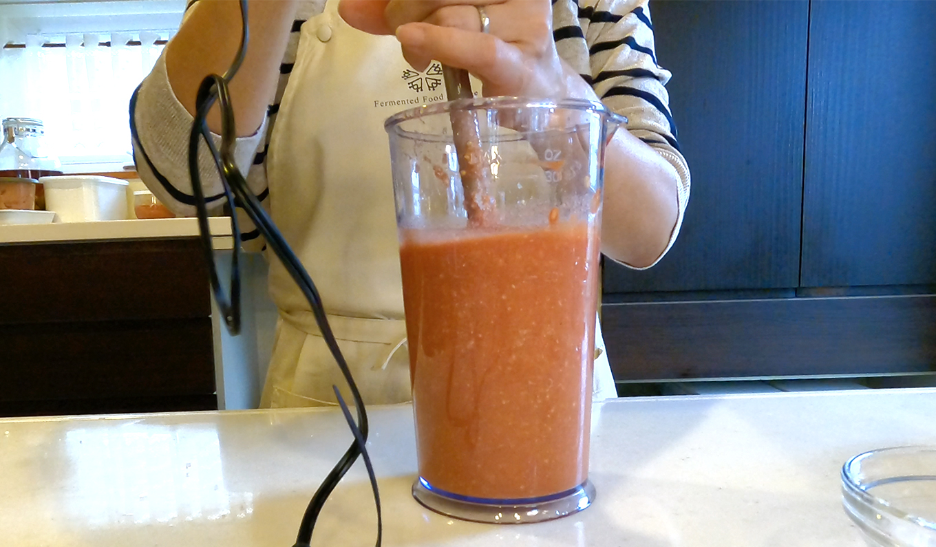 トマト麹の材料すべて撹拌