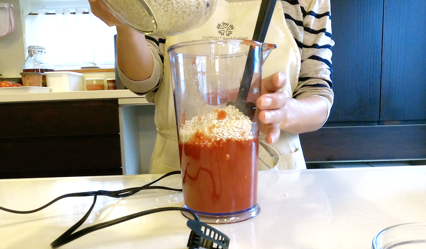 トマト麹の材料を混ぜる