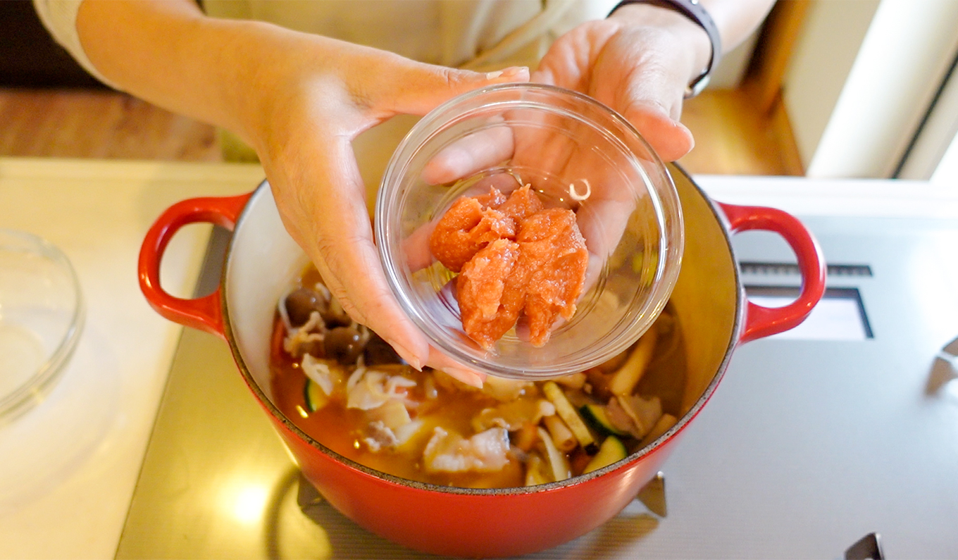 トマト麹を鍋に入れます