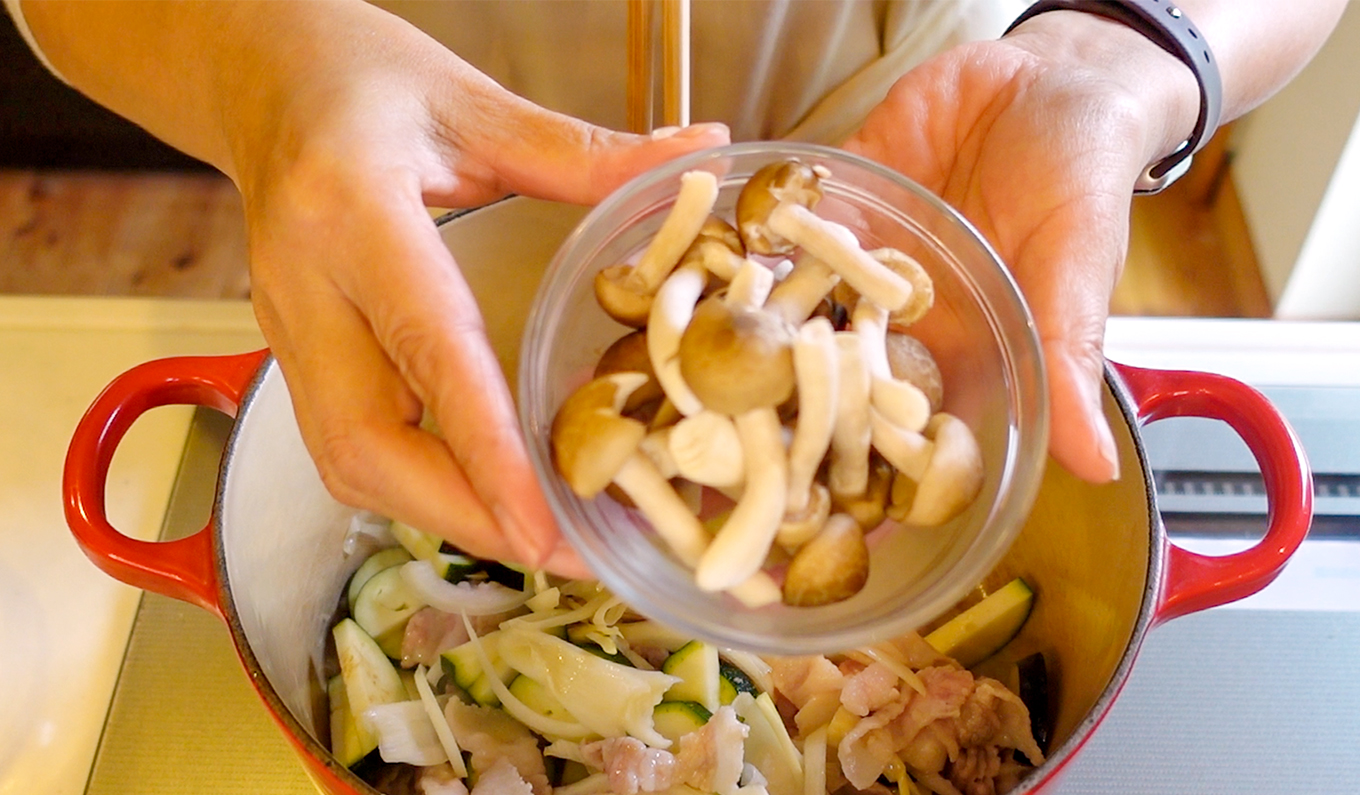 しめじを加えます