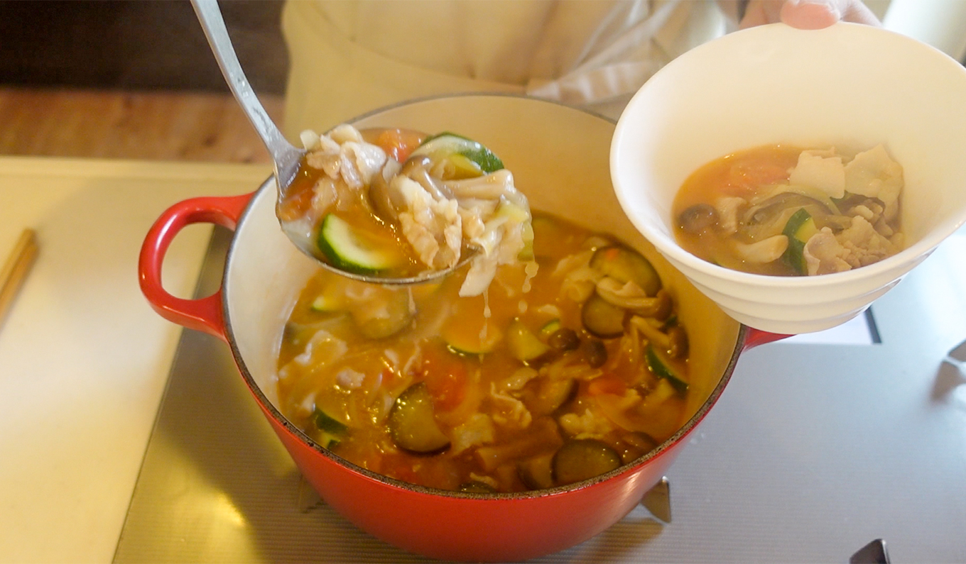 鍋に入ったトマト麹の夏野菜豚汁