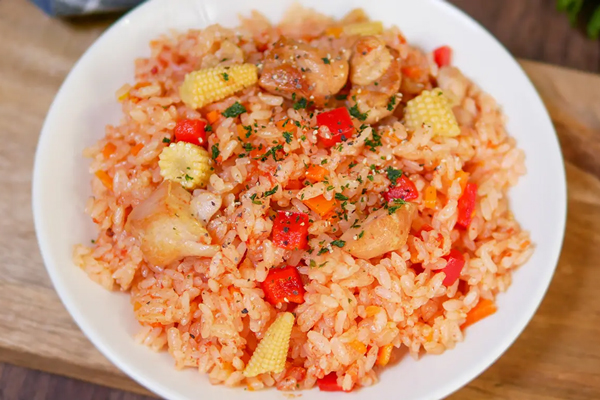 トマト麹の炊き込みチキンライス