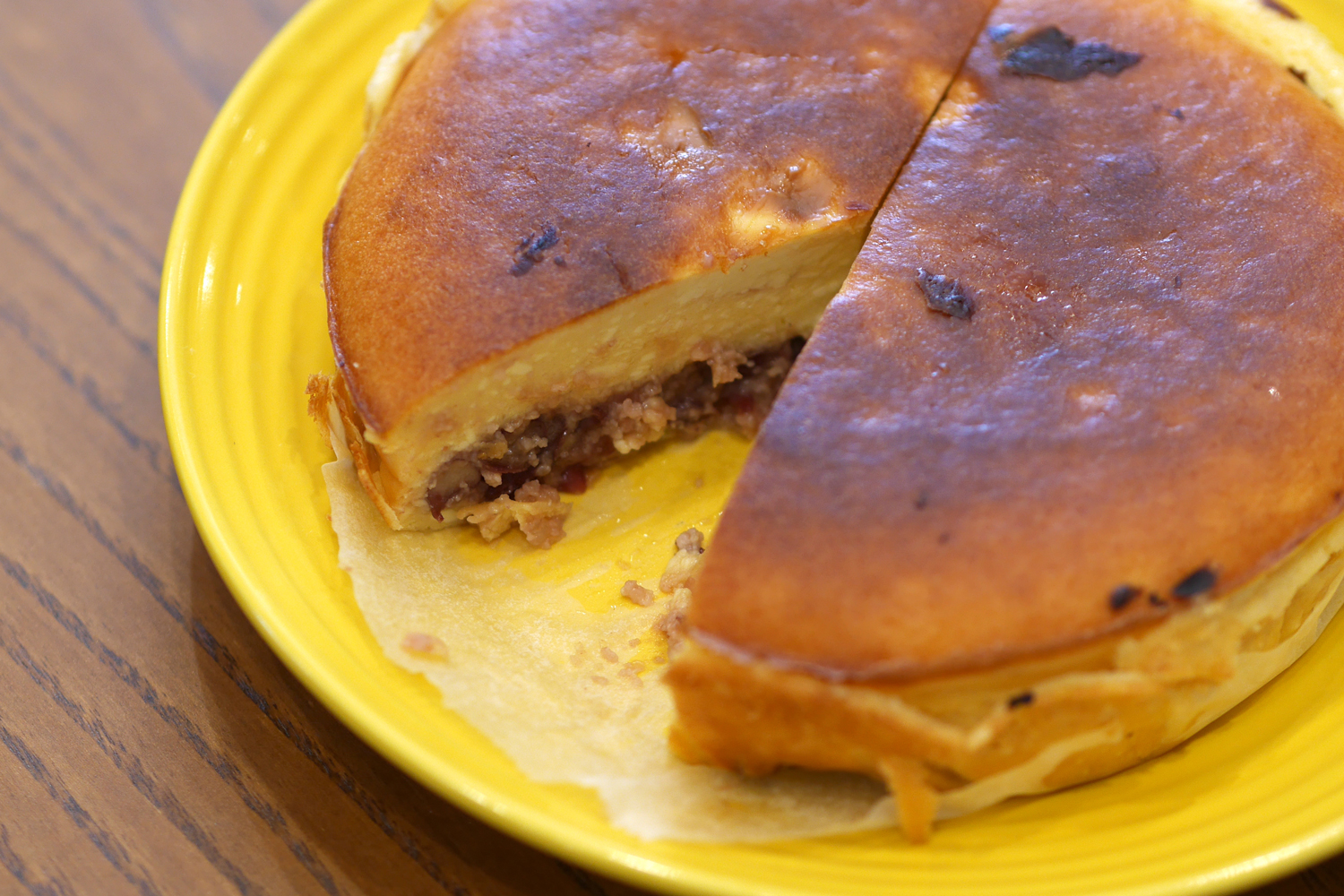 発酵あんこを使ったチーズケーキをカットしたところ