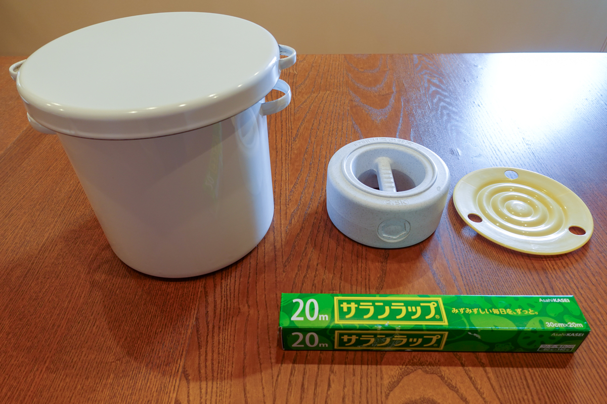 味噌作りの道具：ホーロー容器、重石、フタ、ラップ