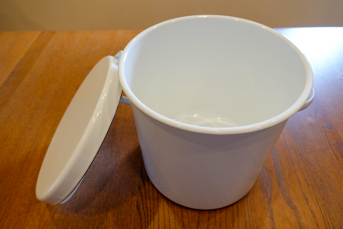 味噌の容器：野田琺瑯ラウンドストッカー