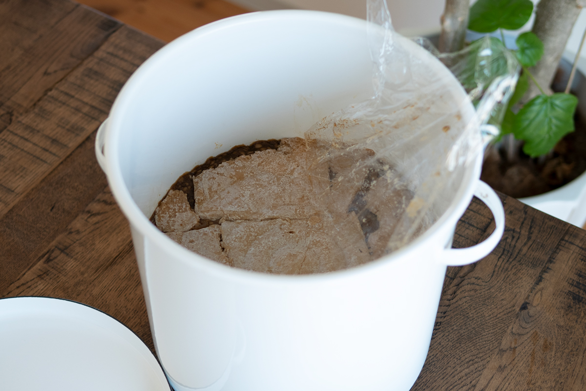 完成の味噌：野田琺瑯ラウンドストッカー