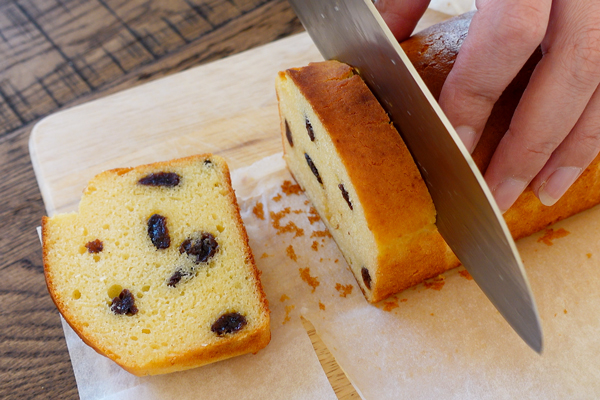 酒粕パウンドケーキをカットしているところ