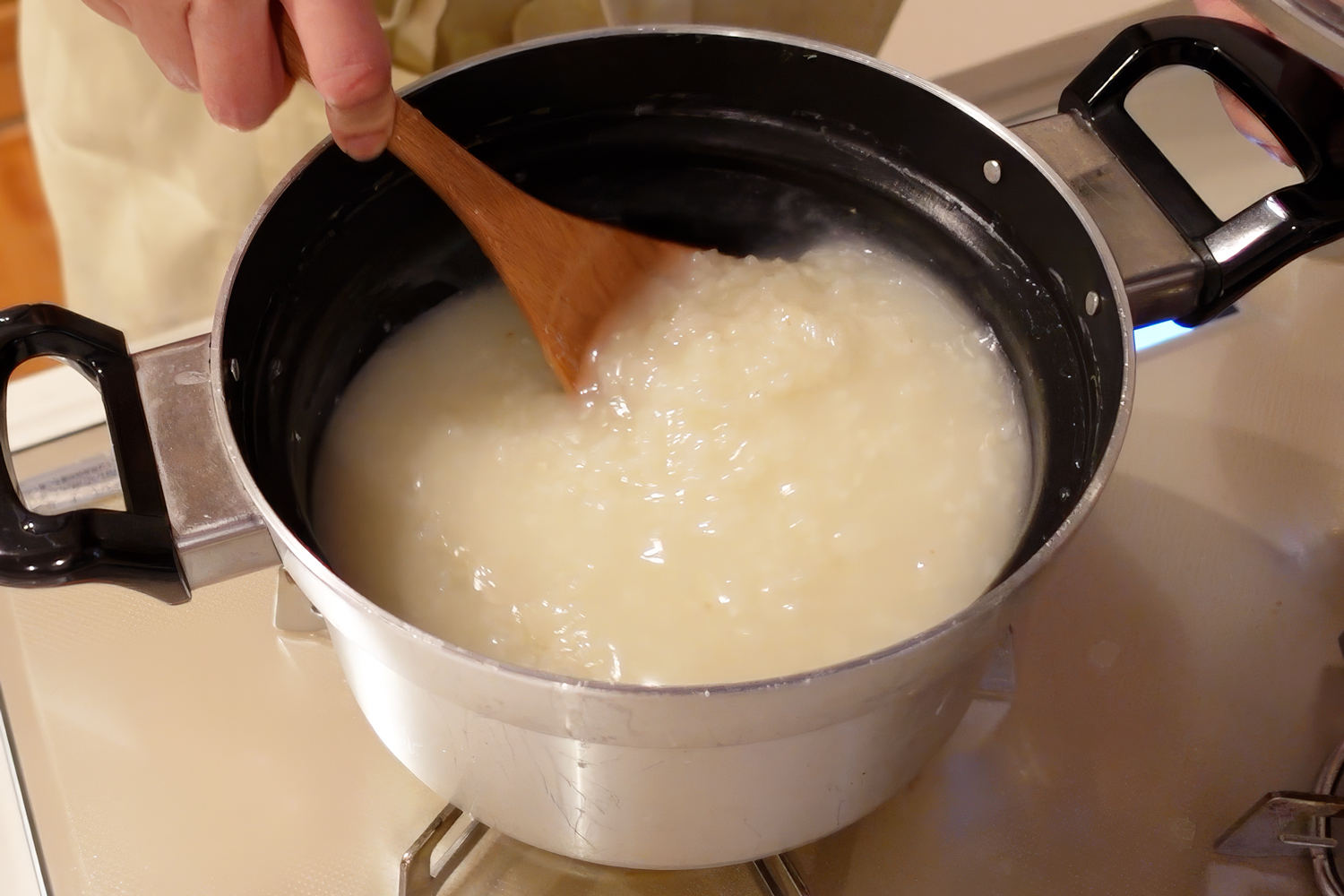 おかゆを鍋で作っているところ
