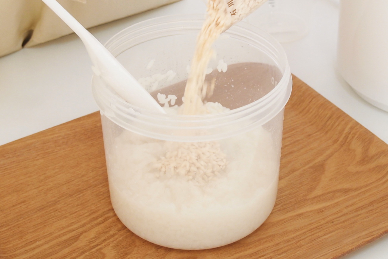 麹を加える