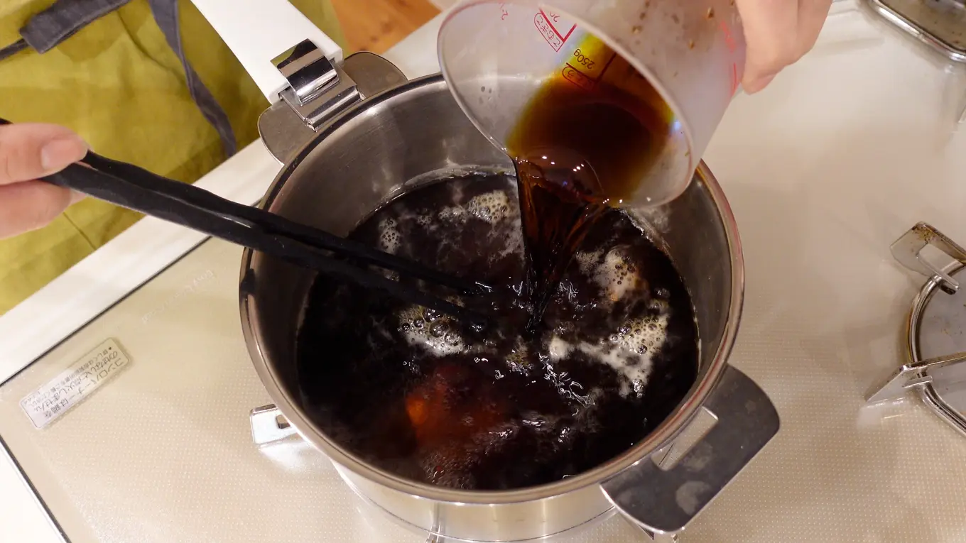 アルコールが飛んだら醤油を加える