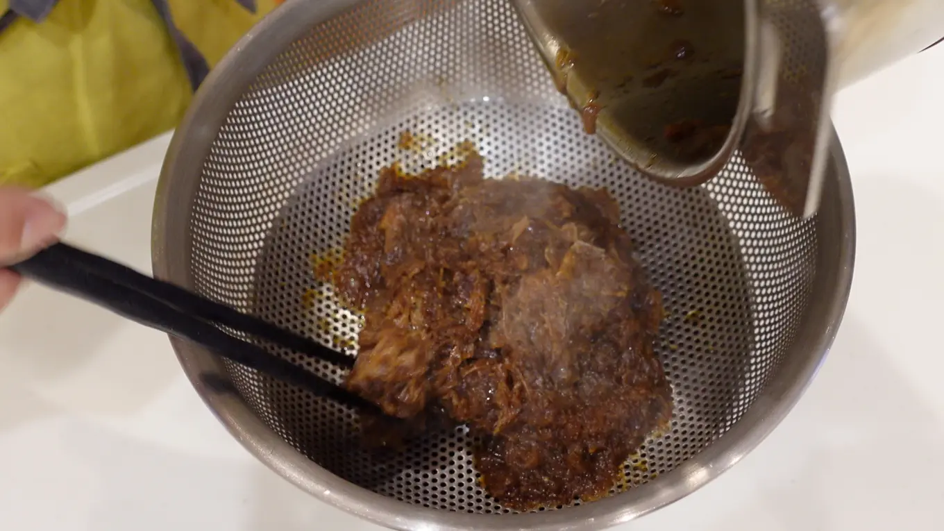 しっかり汁気を絞り出す