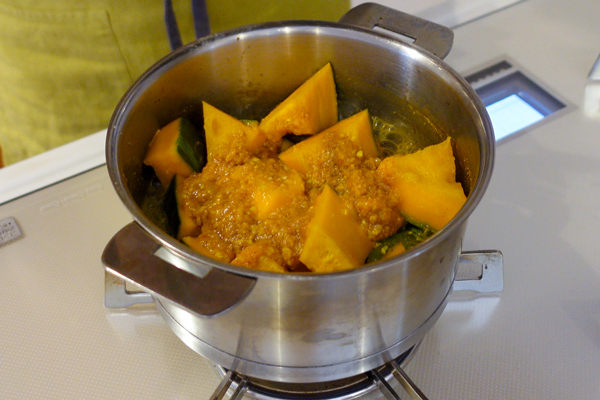 かぼちゃをカレー麹で煮ているところ