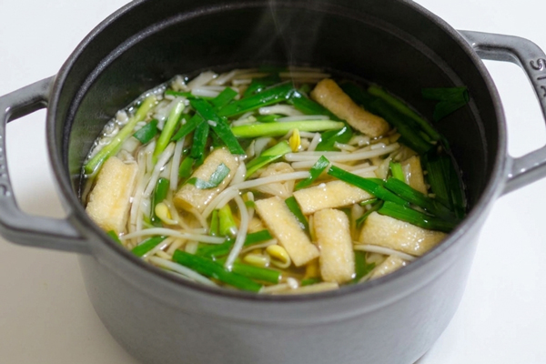 鍋に入った豆もやしと切干大根のスープ