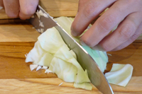 キャベツを一口大に切る。