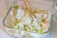 やみつきキャベツを器に盛る