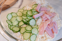 おからと切った材料を混ぜ合わせている