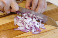 玉ねぎをみじん切りにしている