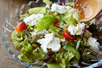 サラダにドレッシングをかける