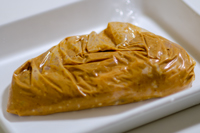 酒粕味噌だれで鶏肉を漬ける