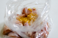 下味を付けてポリ袋に入れる