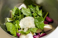 材料をボウルに入れ塩麹を揉み込む