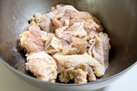 鶏肉に片栗粉をまぶす