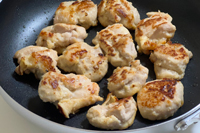 フライパンに蓋をして蒸し焼きにする