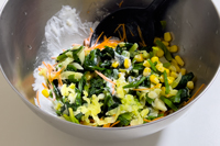 野菜とタレを混ぜ合わせる