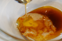 調味料を混ぜる