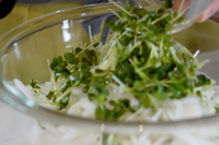 かいわれ菜を加える
