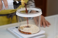 米麹と醤油を混ぜる