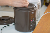 ヨーグルトメーカーに醤油麹の材料をセット