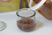 保存容器に醤油麹を入れる